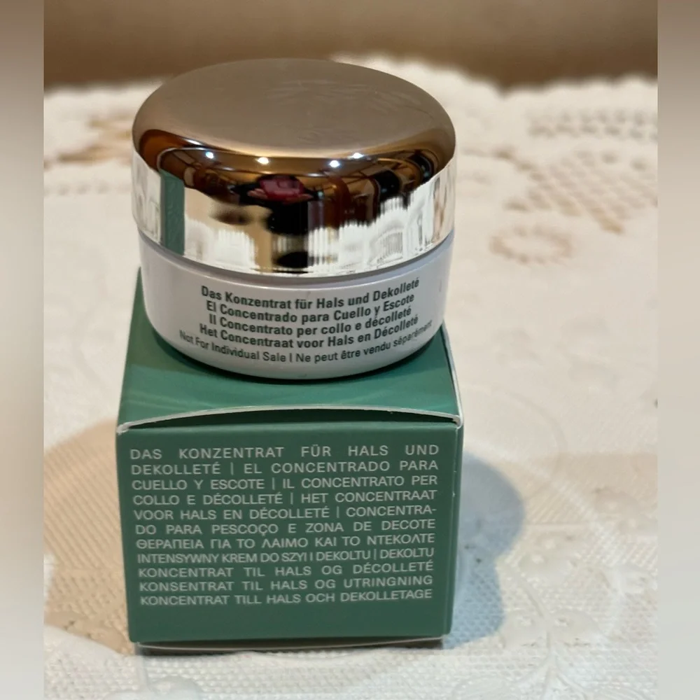 La Mer Neck and Décolleté Concentrate - Silver Lid with Green Box